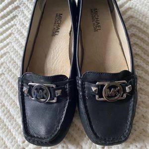 Michael Kors be 6.5 Leather Loafer Moccasin Flats. Silver Logo.